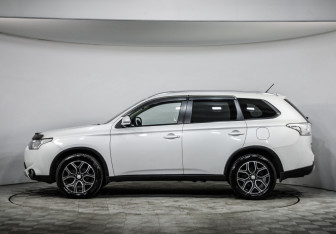 Подержанный автомобиль Mitsubishi Outlander 2014 года (8 фото)