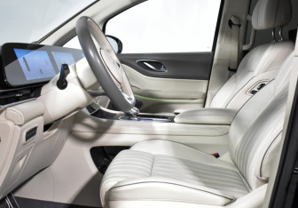 Подержанный автомобиль Voyah Dream 2023 года (11 фото)