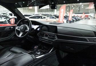 Подержанный автомобиль BMW X7 2020 года (18 фото)