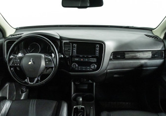 Подержанный автомобиль Mitsubishi Outlander 2015 года (13 фото)