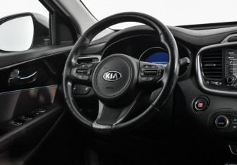 Подержанный автомобиль Kia Sorento 2017 года (16 фото)