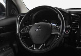 Подержанный автомобиль Mitsubishi Outlander 2022 года (14 фото)