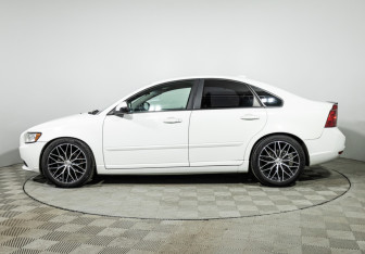 Подержанный автомобиль Volvo S40 2011 года (8 фото)