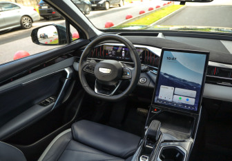 Подержанный автомобиль Geely Atlas 2024 года (12 фото)