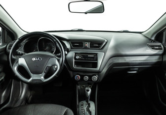 Подержанный автомобиль Kia Rio Hatchback 2015 года (13 фото)
