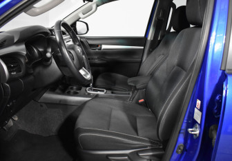 Подержанный автомобиль Toyota Hilux 2015 года (10 фото)