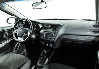Подержанный автомобиль Kia Rio Hatchback 2015 года (9 фото)