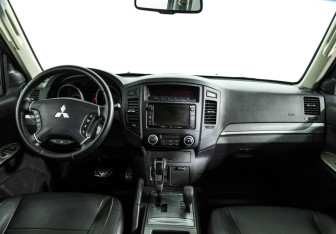 Подержанный автомобиль Mitsubishi Pajero 2013 года (13 фото)