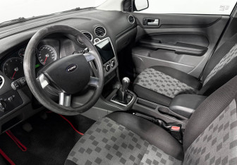 Подержанный автомобиль Ford Focus Sedan 2006 года (9 фото)