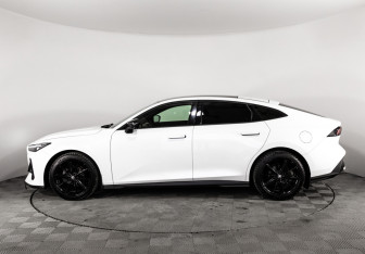 Подержанный автомобиль Changan UNI-V 2023 года (10 фото)