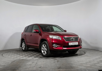 Подержанный автомобиль Toyota RAV4 2010 года (3 фото)
