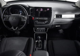 Подержанный автомобиль Mitsubishi Outlander 2017 года (15 фото)