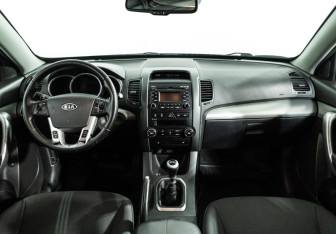 Подержанный автомобиль Kia Sorento 2011 года (13 фото)