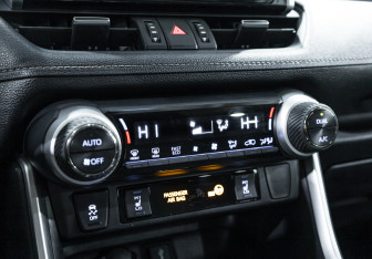 Подержанный автомобиль Toyota RAV4 2021 года (17 фото)