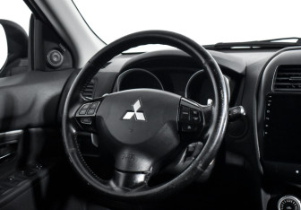 Подержанный автомобиль Mitsubishi ASX 2011 года (15 фото)