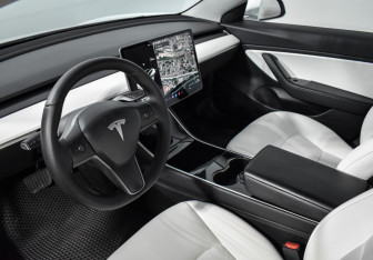 Подержанный автомобиль Tesla Model 3 2019 года (9 фото)