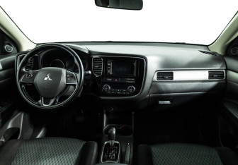 Подержанный автомобиль Mitsubishi Outlander 2015 года (13 фото)
