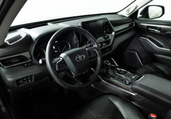 Подержанный автомобиль Toyota Highlander 2021 года (11 фото)