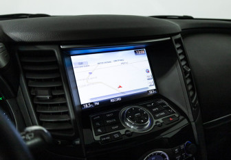 Подержанный автомобиль Infiniti QX70 2013 года (16 фото)