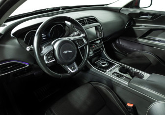 Подержанный автомобиль Jaguar XE 2015 года (11 фото)