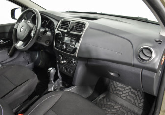Подержанный автомобиль Renault Sandero 2016 года (12 фото)
