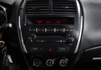 Подержанный автомобиль Mitsubishi ASX 2012 года (16 фото)