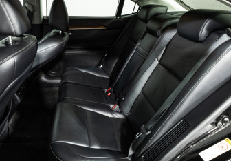 Подержанный автомобиль Lexus ES 2013 года (10 фото)