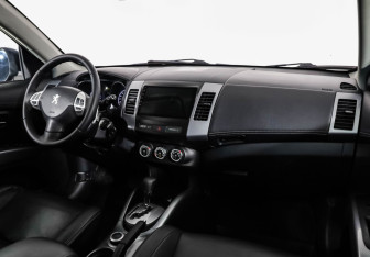 Подержанный автомобиль Peugeot 4007 2010 года (9 фото)