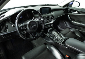 Подержанный автомобиль Kia Stinger 2019 года (11 фото)