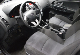 Подержанный автомобиль Kia Ceed Hatchback 2010 года (10 фото)