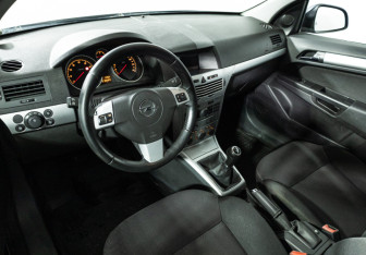 Подержанный автомобиль Opel Astra Wagon 2010 года (11 фото)