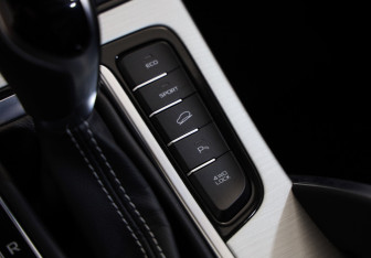 Подержанный автомобиль Geely Atlas 2020 года (16 фото)