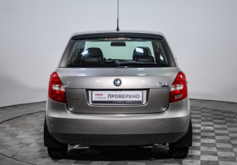 Подержанный автомобиль Skoda Fabia Hatchback 2011 года (5 фото)