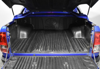 Подержанный автомобиль Toyota Hilux 2015 года (21 фото)