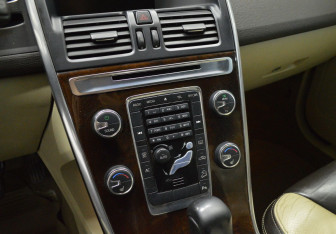 Подержанный автомобиль Volvo XC60 2012 года (15 фото)