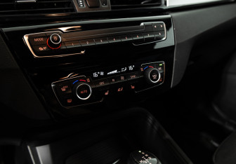 Подержанный автомобиль BMW X1 2016 года (17 фото)