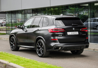 Подержанный автомобиль BMW X5 2021 года (8 фото)