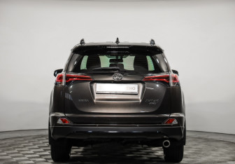 Подержанный автомобиль Toyota RAV4 2019 года (6 фото)