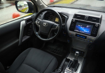 Подержанный автомобиль Toyota Land Cruiser Prado 2019 года (10 фото)