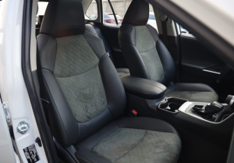 Подержанный автомобиль Toyota RAV4 2022 года (17 фото)