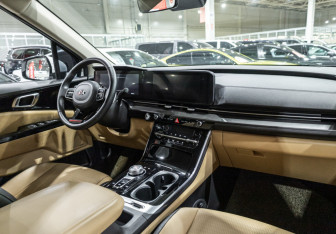Подержанный автомобиль Kia Carnival 2020 года (17 фото)