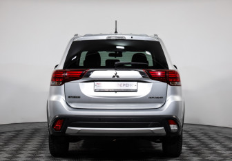 Подержанный автомобиль Mitsubishi Outlander 2015 года (6 фото)