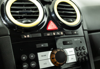 Подержанный автомобиль Opel Corsa 2011 года (15 фото)