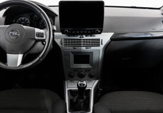 Подержанный автомобиль Opel Astra Sedan 2011 года (15 фото)