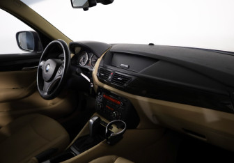 Подержанный автомобиль BMW X1 2011 года (12 фото)