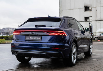 Подержанный автомобиль Audi Q8 2021 года (6 фото)
