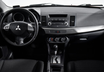 Подержанный автомобиль Mitsubishi Lancer Sedan 2012 года (14 фото)