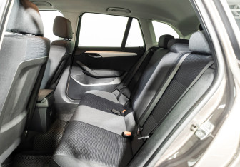 Подержанный автомобиль BMW X1 2013 года (10 фото)