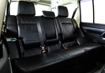 Подержанный автомобиль Mitsubishi Pajero 2013 года (16 фото)