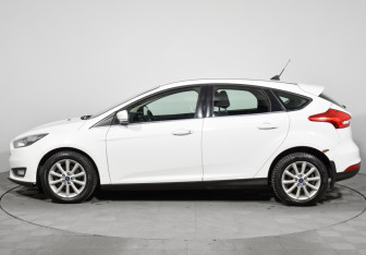 Подержанный автомобиль Ford Focus Hatchback 2017 года (8 фото)